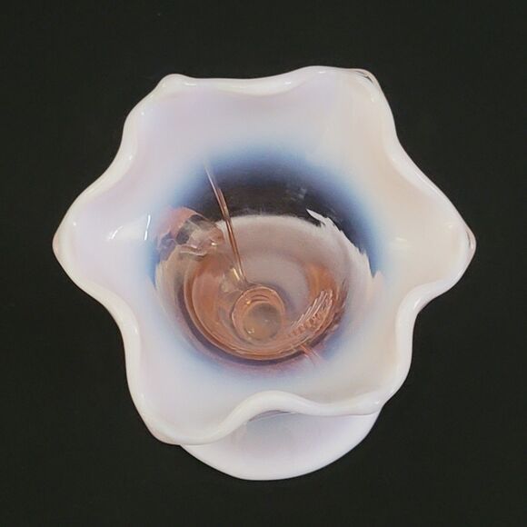 Vintage Duncan Miller 3 Feather Pink Glass Opalescent Cornucopia Decorative Vase - Picture 10 of 13